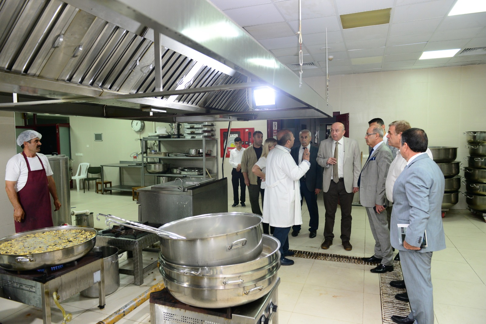 Rektör Prof. Dr. Alptekin Yasım, Öğrencilerle Yemekte Bir Araya Geldi