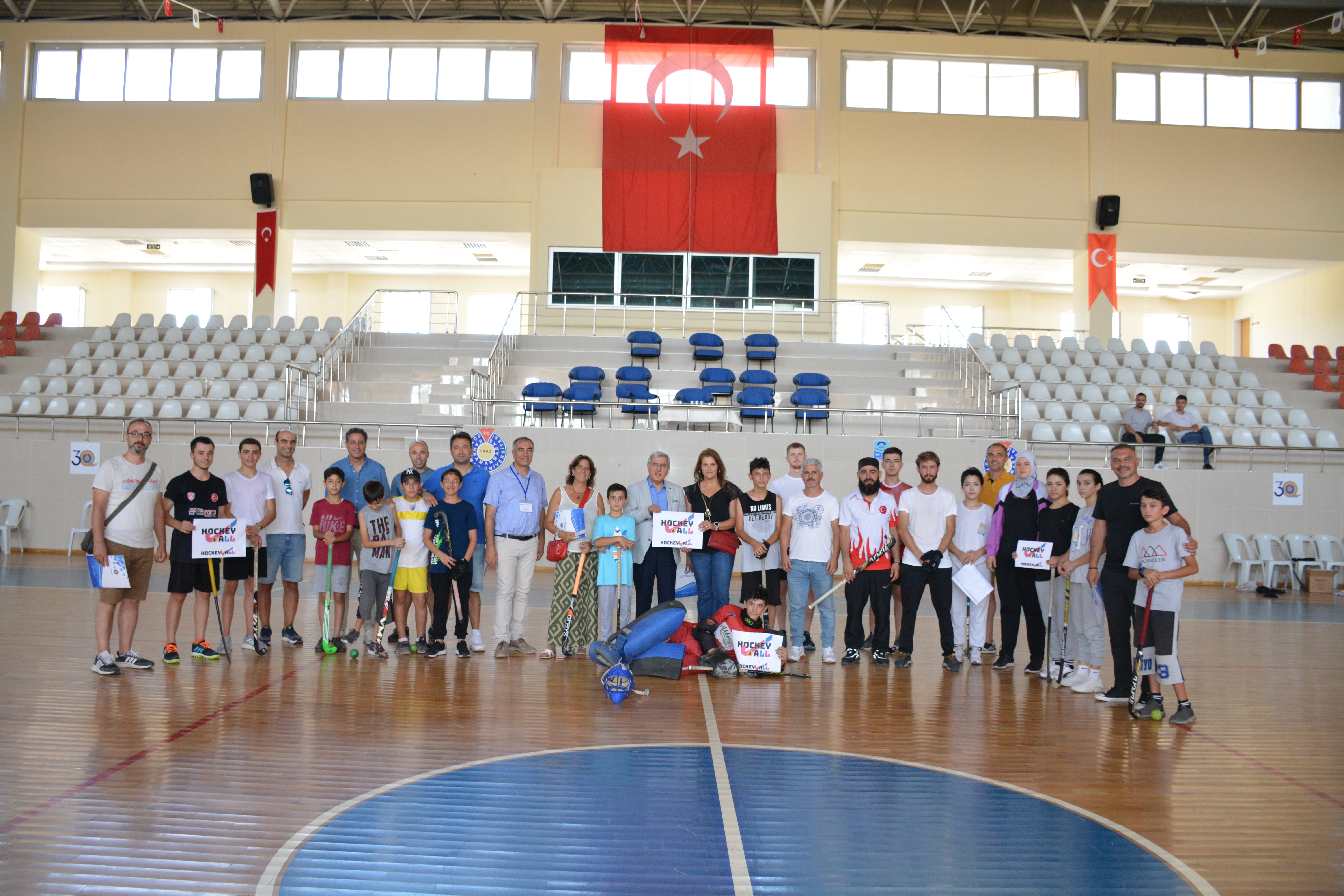 KSÜ’de Yürütülen Projelerden Yeni Bir Örnek: Rektör Prof. Dr. Niyazi Can, Spor Bilimleri Fakültesince Hokey Sporunu Yaygınlaştırma Projesi Kapsamında Düzenlenen Uygulama Antrenmanında Sporcularla Bir Araya Geldi